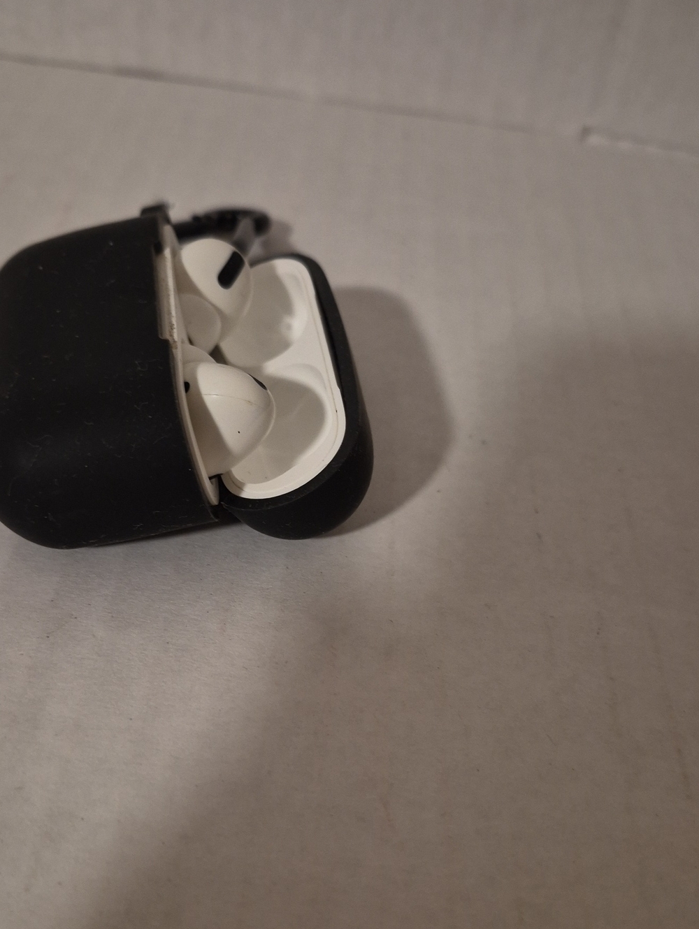 Source Unknown Black Charging Case with White True Wireless Earbuds